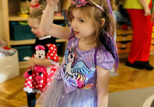 Dzieci bawią się na Balu Postaci z Bajek