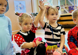 Dzieci bawią się na Balu Postaci z Bajek