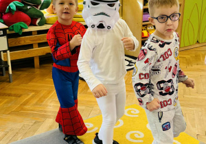 Dzieci bawią się na Balu Postaci z Bajek