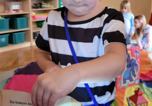 Dzieci rozwiązują bajkowe zagadki