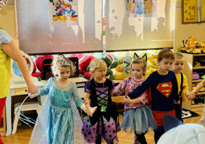 Dzieci bawią się na Balu Postaci z Bajek