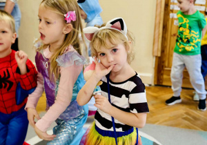 Dzieci bawią się na Balu Postaci z Bajek