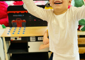 Dzieci bawią się na Balu Postaci z Bajek