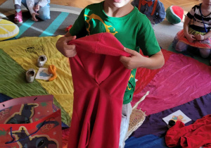 Dzieci rozwiązują bajkowe zagadki