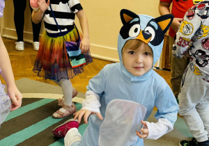 Dzieci bawią się na Balu Postaci z Bajek