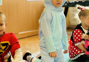 Dzieci bawią się na Balu Postaci z Bajek