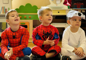 Dzieci bawią się na Balu Postaci z Bajek