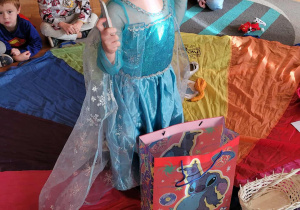 Dzieci rozwiązują bajkowe zagadki