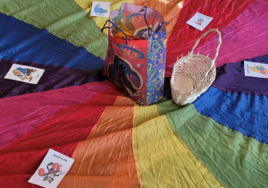 Dzieci rozwiązują bajkowe zagadki