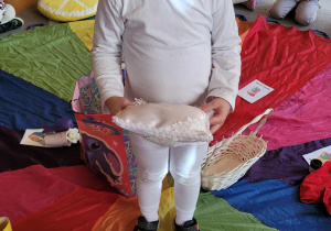 Dzieci rozwiązują bajkowe zagadki