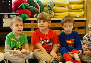 Dzieci bawią się na Balu Postaci z Bajek