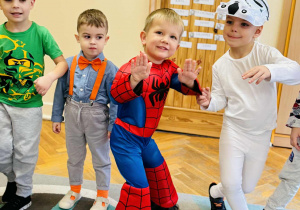 Dzieci bawią się na Balu Postaci z Bajek