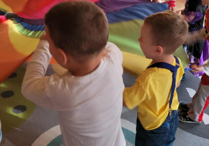 Dzieci bawią się na Balu Postaci z Bajek