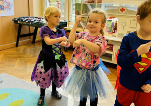 Dzieci bawią się na Balu Postaci z Bajek