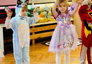Dzieci bawią się na Balu Postaci z Bajek