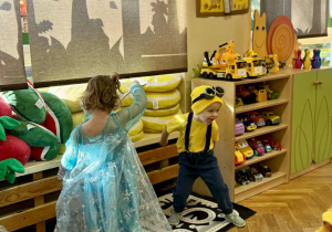 Dzieci bawią się na Balu Postaci z Bajek