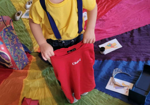 Dzieci rozwiązują bajkowe zagadki