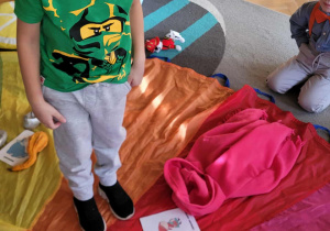 Dzieci rozwiązują bajkowe zagadki