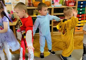 Dzieci bawią się na Balu Postaci z Bajek