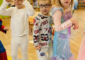 Dzieci bawią się na Balu Postaci z Bajek