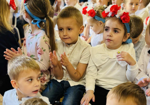 Dzieci słuchają muzyki