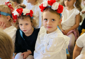 Dzieci słuchają muzyki