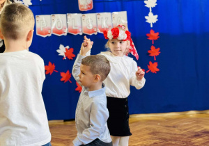 Dzieci tańczą na koncercie