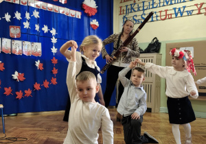 Dzieci tańczą na koncercie