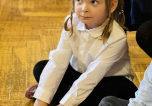 Dzieci słuchają muzyki