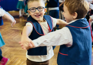 Dzieci tańczą kujawiaka