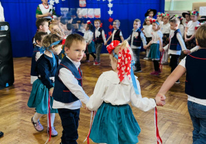 Dzieci tańczą kujawiaka