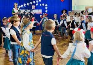 Dzieci tańczą kujawiaka