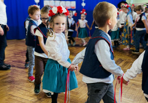 Dzieci tańczą kujawiaka