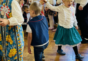 Dzieci tańczą kujawiaka