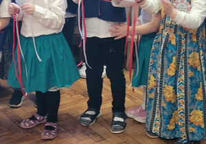 Dzieci śpiewają piosenkę