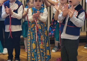 Dzieci śpiewają piosenkę