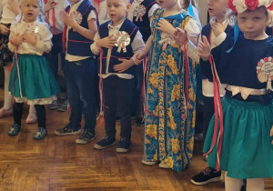 Dzieci śpiewają piosenkę