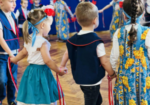 Dzieci tańczą kujawiaka