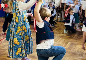 Dzieci tańczą kujawiaka