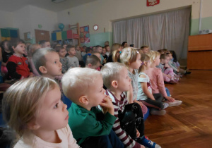 Dzieci oglądają przedstawienie
