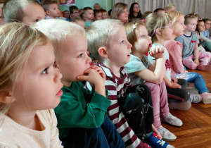 Dzieci oglądają przedstawienie