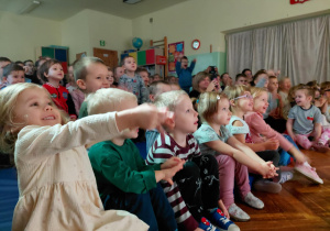 Dzieci oglądają przedstawienie