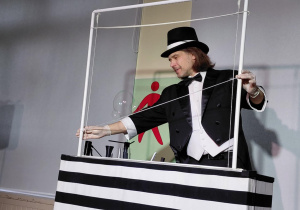 Pan pokazuje sztuczki