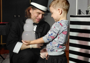 Pan pokazuje sztuczki