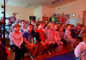 Dzieci oglądają przedstawienie