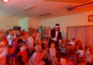 Dzieci oglądają przedstawienie