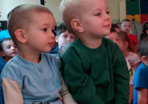 Dzieci oglądają przedstawienie