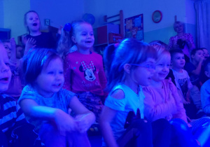 Dzieci oglądają przedstawienie