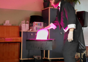 Pan pokazuje sztuczki