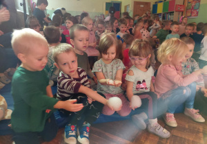 Dzieci biorą udział w przedstawieniu